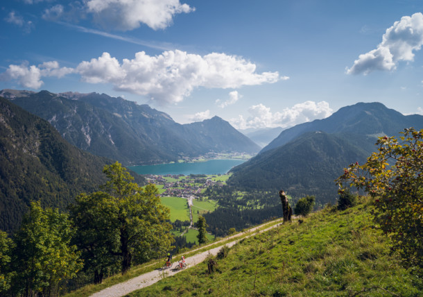     Výhled na tyrolské jezero Achensee / Achensee