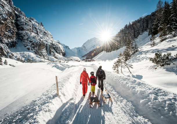     Rodelen in het Pinnistal in het Stubaital, Tirol 