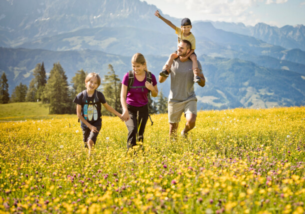     Familie beim Wandern St. Johann im Pongau / St. Johann in Salzburg