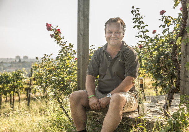     Vinár Fritz Wieninger vo svojom vinohrade 