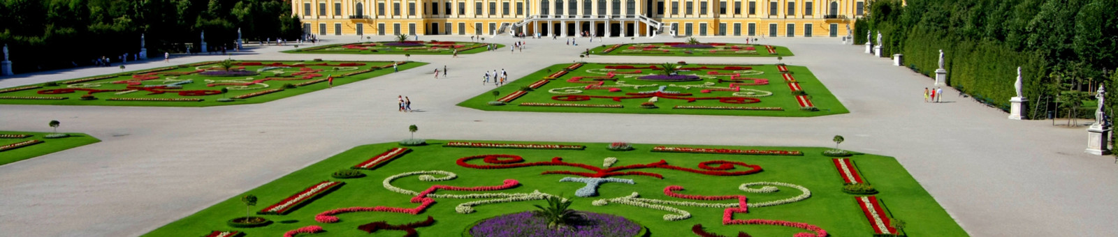     Great Parterre with Schönbrunn Palace 