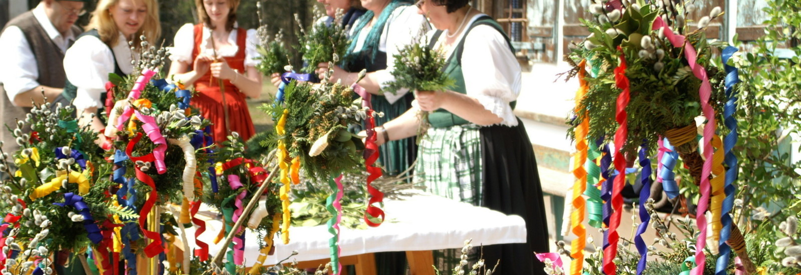                 Women in traditional costumes and the finished "Palmbuschen"             
