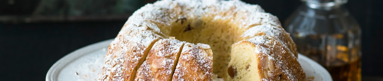     Altwiener Germgugelhupf mit Rosinen 
