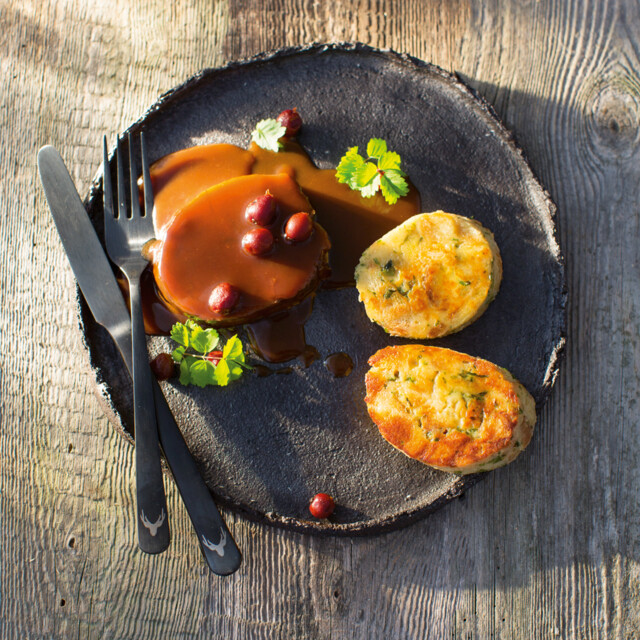 Rezept Geschmorter Hirschbraten mit Serviettenknödeln und Elsbeeren