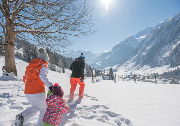     Raurisertal Familie im Schnee / Raurisertal