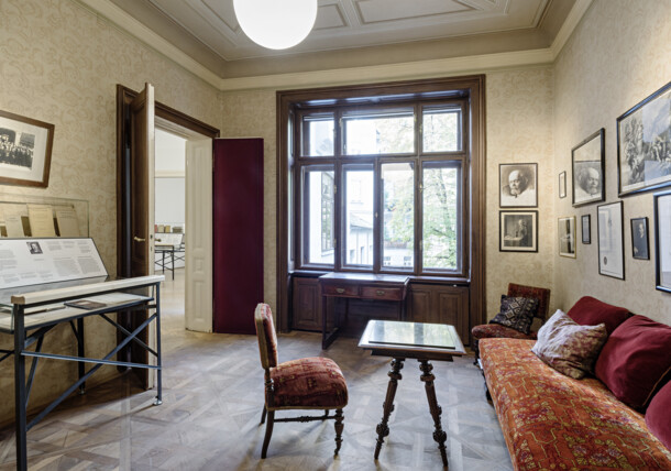     Waiting room of Freuds practice - Sigmund Freud Museum 