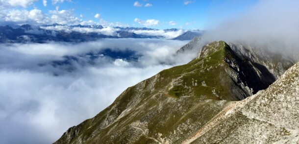     Pfeishütte, cesta ve výškách Karwendelu 