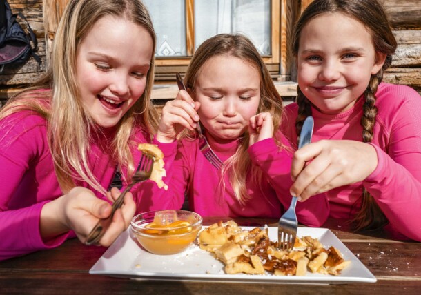     Aldiana Club Hochkönig: Kinder essen Kaiserschmarrn 