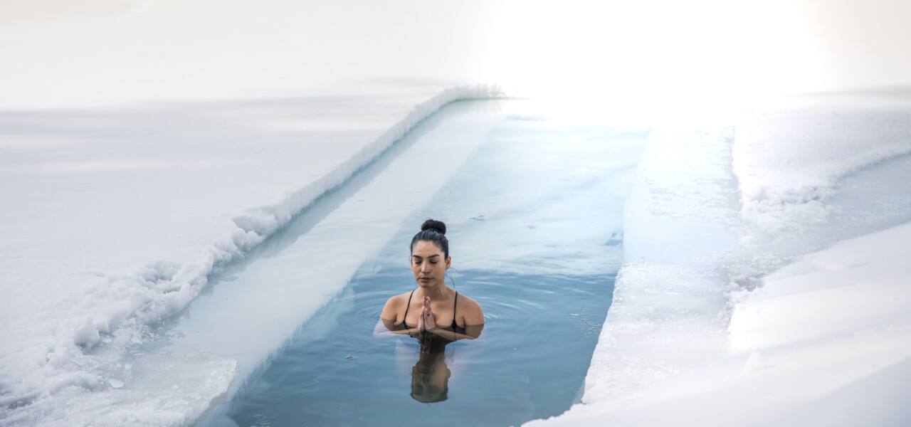 Bagno di ghiaccio - i benefici mentali e fisici dell'immersione in acqua  fredda anche in inverno
