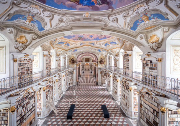 A maior biblioteca monástica do mundo na Abadia de Admont em Admont em Estíria / Admont