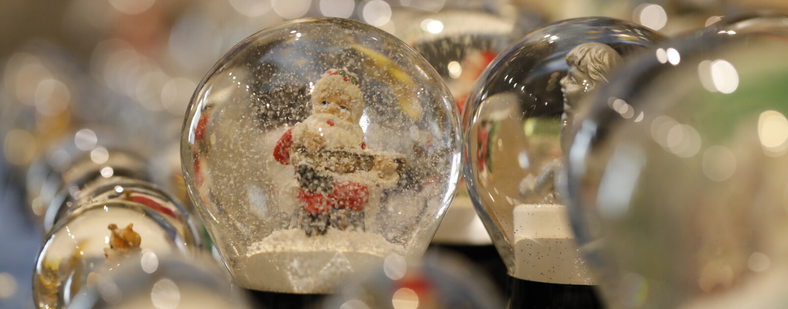 Bola de nieve original de Viena casi como la nieve real diseño: niños con trineo bola de cristal de 8 cm