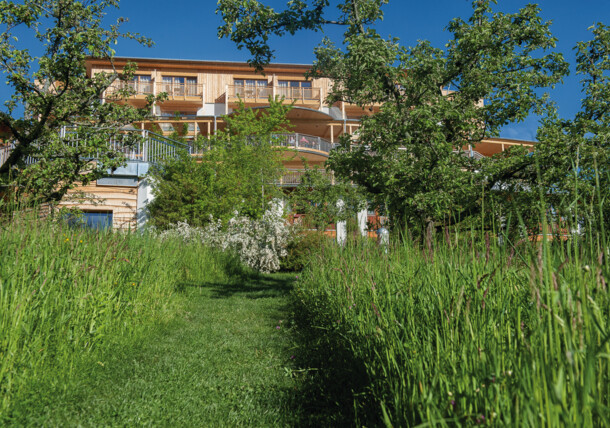     The spacious garden of the Retter Bio-Natur-Resort on the Pöllauberg 