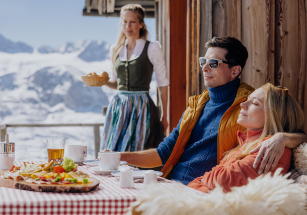     Obed na chate, lyžovačka na Krippensteine v Obertraune 
