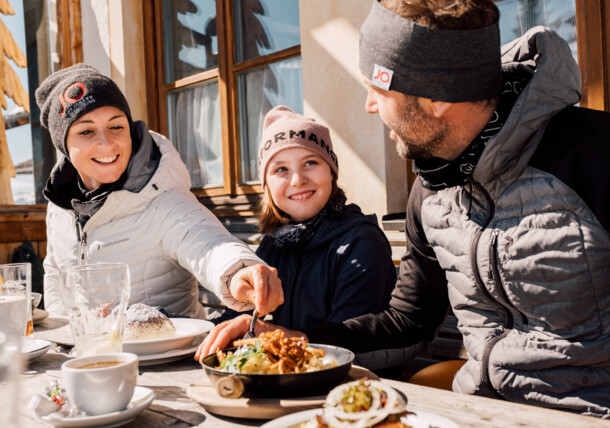     Culinary delights at the ski hut, Family 