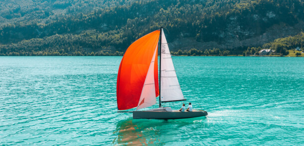     People by the water, sailing Lake Wolfgang / Wolfgangsee