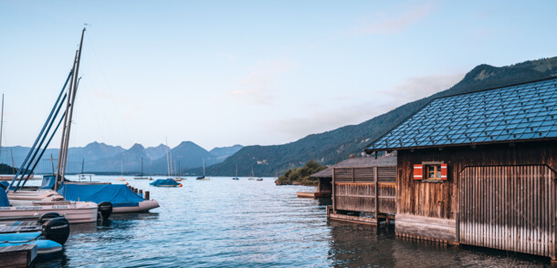     People by the water, sailing Lake Wolfgang / Wolfgangsee