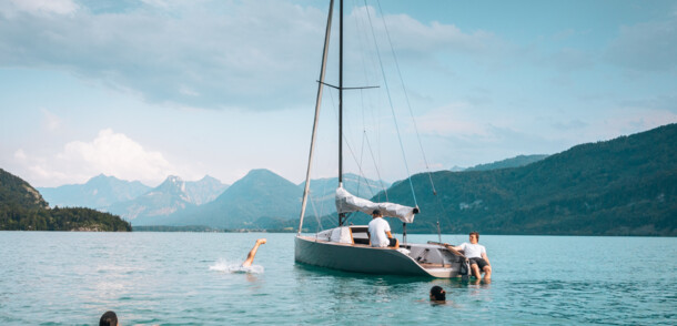     People by the water - sail Lake Wolfgang / Wolfgangsee