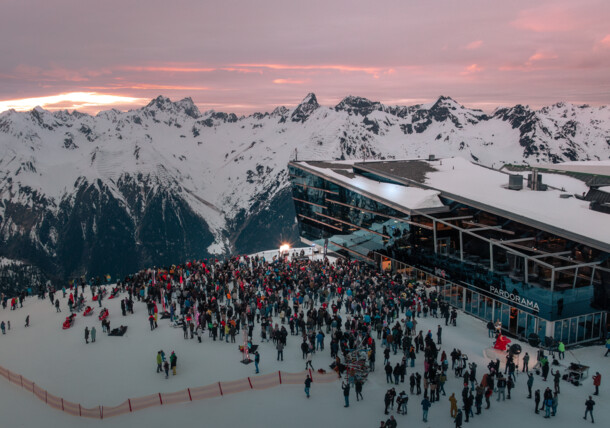     Dusk in the Ischgl ski resort in winter / Ischgl